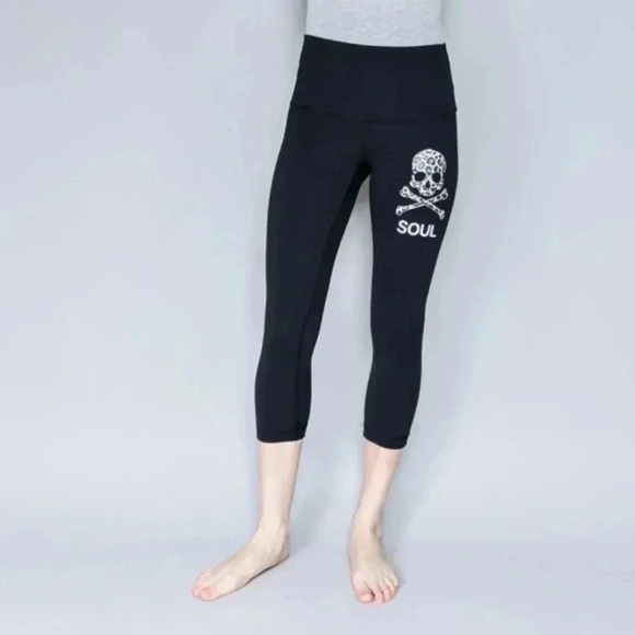 Lululemon SoulCycle Black Low Rise Soul Skull Cropped‎ Capri Leggings Size 4 - Picture 1 of 6